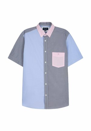 Chemise à manches courtes à boutons avec col et poche roses, motif à carreaux bleu et noir divisé sur le devant et les manches.