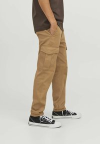 Jack & Jones JJIMARCO JJJOE CUFFED  - Cargo trousers - otter