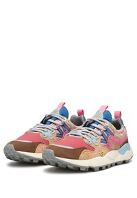 Baskets colorées avec des panneaux en daim rose, bleu et beige. Semelles blanches avec traction en caoutchouc. Lacets texturés et col rembourré.