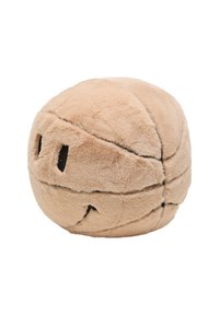 Juguete de peluche en forma de balón de baloncesto en color beige, con costuras negras, una cara sonriente y una textura suave y lisa.