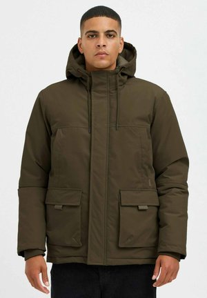 Chaqueta impermeable de color verde oliva con capucha, dos bolsillos frontales, cordones ajustables y cierre frontal con cremallera. Tela suave y resistente al agua.
