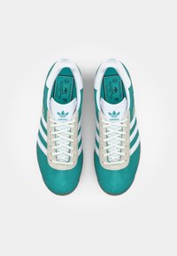 adidas Originals GAZELLE - Chaussures de football en salle - liverpool fc/sea green/footwear white