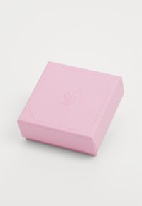 Scatola decorativa rosa con finitura texturizzata, caratterizzata da un sottile logo embossato sul coperchio e dalla forma quadrata.
