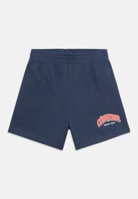 Mørkeblå shorts lavet af blødt stof, med en elastisk talje og hvid og rød 'Converse Since 1908' logo på nederste venstre side.