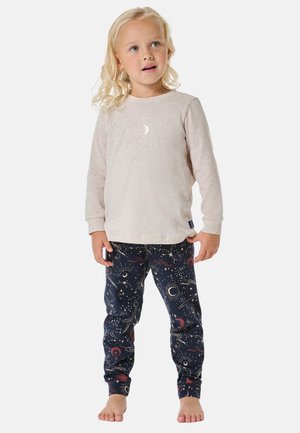 Pyjama set voor kinderen: lichtbeige langarmshirt met een detail van een halve maan, gecombineerd met marineblauwe broeken met hemelse patronen in rood en wit.