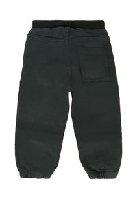 Pantalones jogger negros con cintura elástica, fabricados en una mezcla de algodón. Cuentan con un bolsillo trasero y puños ajustados en los tobillos.