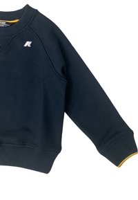 Felpa blu scuro con polsini e orlo a costine, con un design a scollo a V e un piccolo logo sul petto. Accentuo giallo sul colletto.