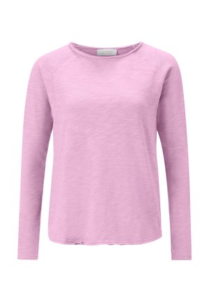 Světlofialové tričko s dlouhým rukávem a kulatým výstřihem, s raglánovými rukávy, lehce texturovanou látkou a malou značkovou štítkem uvnitř límce.