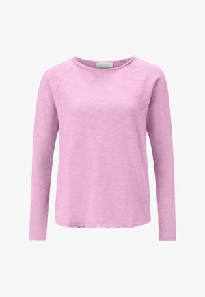 Jasnofioletowa koszulka z długim rękawem i okrągłym dekoltem, z raglanowymi rękawami, lekko teksturowaną tkaniną oraz małą metką marki wewnątrz kołnierza.