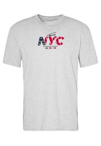 Šedé bavlněné tričko s krátkým rukávem a kulatým výstřihem, na kterém je grafický potisk "NYC" v červených, modrých a bílých hvězdách.