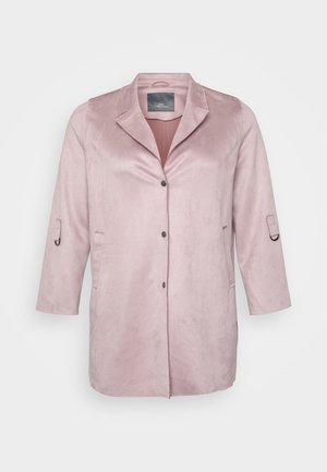 Heled roosa, pehme sametist jakk, millel on krae, nööbikinnitus ja küljetaskud. Kolmeveerand pikkuses varrukad, millel on reguleeritavad mansetid.