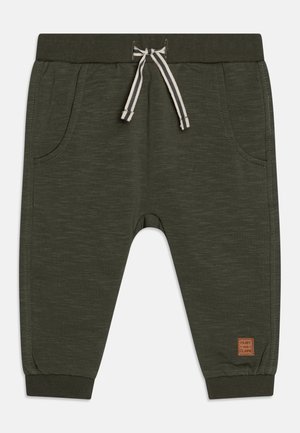 Mørkegrønne bukser til småbørn med elastisk taljebånd, hvid og sort snor, sidelommer, ribkanter og et lille brunt logopatch.