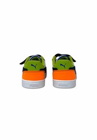 Sneakers con una toma superiore in rete blu navy, accenti verdi, talloni arancioni vivaci e una suola bianca, caratterizzati da un logo del marchio in rilievo.