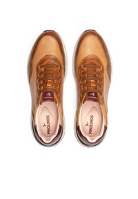 Zapatillas de cuero color canela con un acabado suave, que presentan acentos en burdeos y cordones marrones. Interior acolchado con el logo en la plantilla.