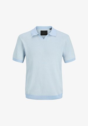 Lyseblå kortermet strikket poloshirt med teksturert mønster, myk krage og ribbestrikkede mansjetter og nederst.