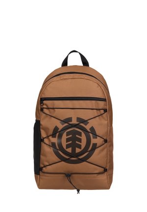 Mochila marrón con cordones elásticos negros en la parte delantera, un gran logo circular negro, bolsillo con cremallera negro y una asa superior negra.