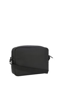 Borsa a spalla rettangolare nera realizzata in materiale sintetico liscio. Dotata di una lunga tracolla regolabile e una chiusura con zip. Design minimalista.