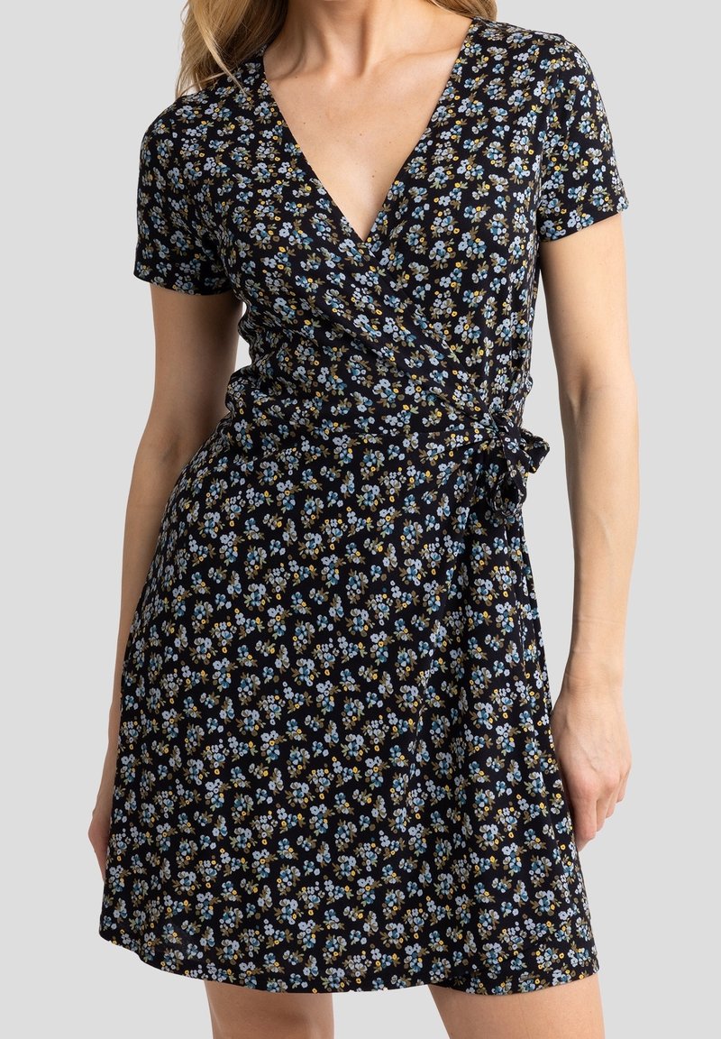 Robe portefeuille noire à manches courtes, arborant un motif floral en bleu clair, jaune et marron. Tissu doux avec un détail de taille nouée.