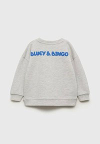 Sivá mikina s okrúhlym výstrihom a dlhými rukávmi, zdobená nápisom "BLUEY & BINGO" v tučnom modrom písme na chrbte.