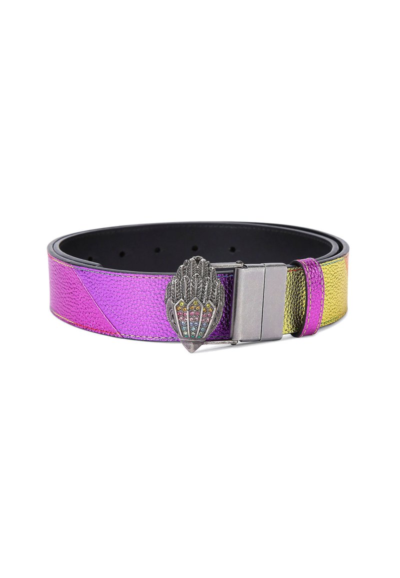 Ceinture en cuir avec une finition iridescente violet et jaune, présentant une boucle métallique en forme de feuille ornée de gemmes colorées.