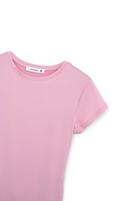 T-shirt rosa a maniche corte realizzata in tessuto liscio, con scollatura rotonda e un design semplice e pulito con sezioni minime.