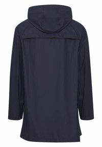 Marine vannavisende frakk med hette, lange ermer og rett kant. Har bakstykk og knapper på ermer. Glatt, lett tekstur.