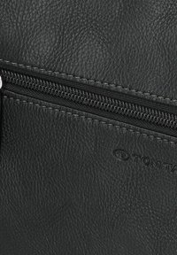 Borsa in pelle nera texture con zip in argento. La zip è circondata da una linea cucita e presenta un logo impresso.