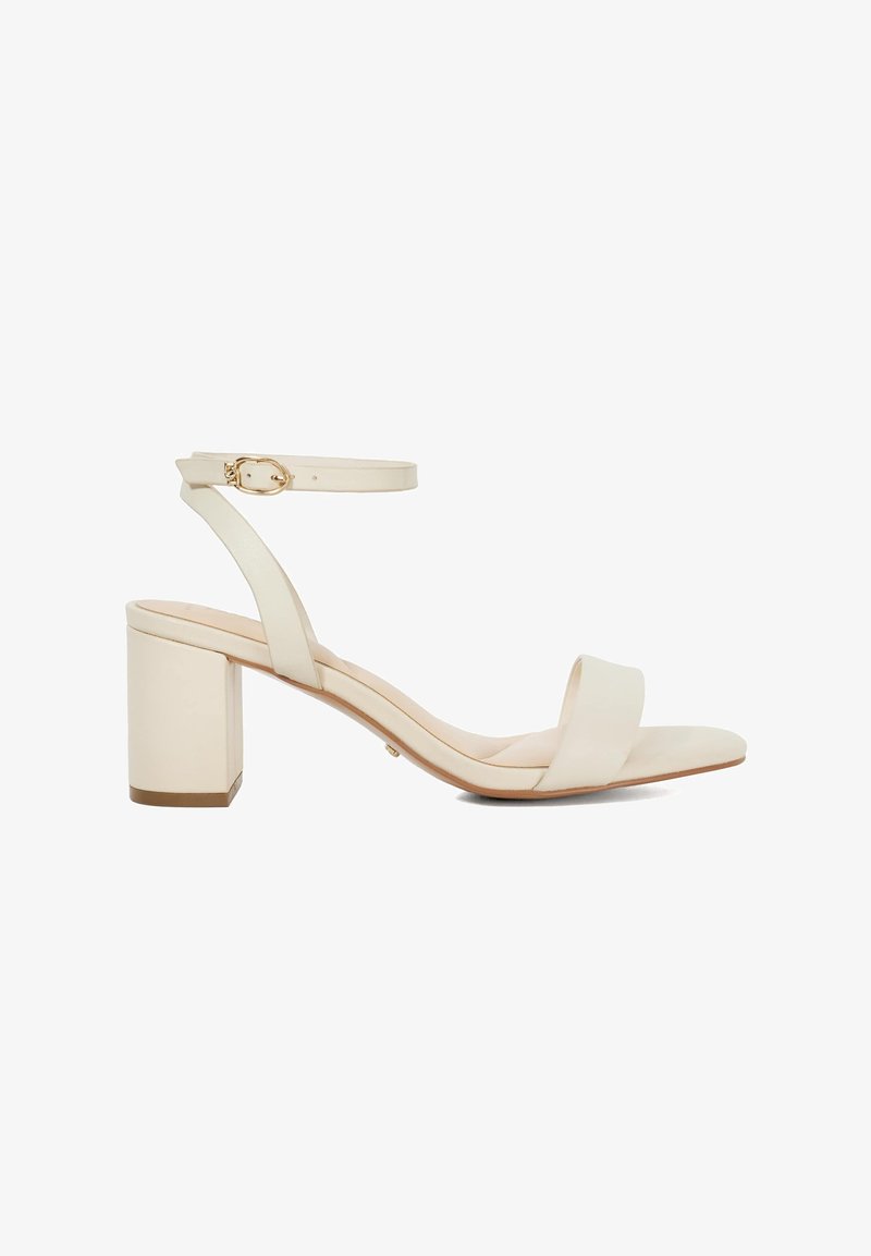Beige blokhak sandalen met een verstelbare enkelband, glad leer materiaal, open teen ontwerp en minimalistische accenten.