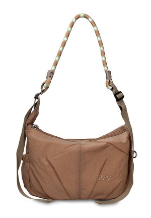 Sac à bandoulière marron clair avec texture matelassée, sangle ajustable, poignée en corde avec motif beige et vert clair, et poche latérale avant.