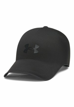 Zwarte Under Armour baseballpet met gebogen klep en zwart Under Armour-logo aan de voorkant, afgebeeld tegen een witte achtergrond.