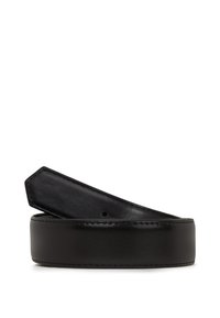 Zwarte leren riem met een gladde, glanzende afwerking, voorzien van een gestikt rand en een schuine punt voor een strakke uitstraling. Geen zichtbare hardware.
