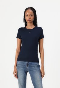 T-shirt a maniche corte blu navy realizzato in materiale liscio e elasticizzato, con un piccolo logo sul petto e un classico scollo ro tondo.
