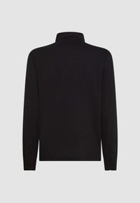 Polo a maniche lunghe nera con colletto, dotata di polsini con bottoni e un tessuto liscio e strutturato. Design semplice e classico.