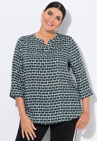Groene en witte geblokte blouse, met een notch halslijn, 3/4 mouwen en een losse pasvorm. De stof heeft een gladde textuur met een geometrisch patroon.
