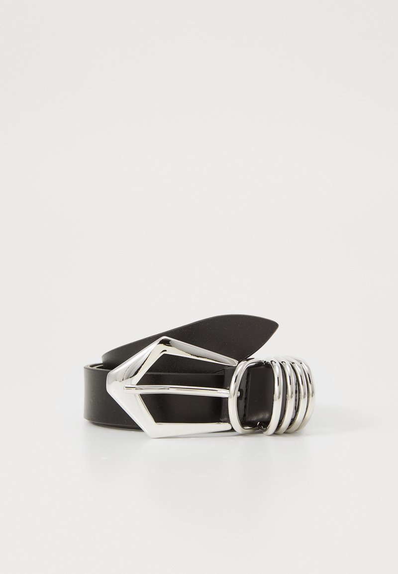 Zwarte leren riem met een zilveren gesp met een hoekig ontwerp en vijf gestapelde metalen ringen voor extra detail. Soepele textuur.
