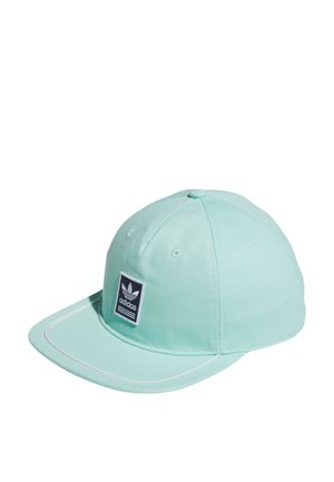 Hellgrüne Baseballkappe aus Stoff mit weißen Nähten, flachem Schirm und einem schwarzen Adidas-Logoaufnäher auf der Vorderseite.