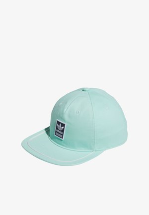 Gorra de béisbol verde menta de tela, con costuras blancas, visera plana y un parche con el logo negro de Adidas en la parte delantera.