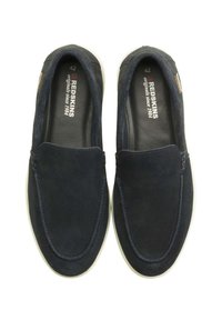 Marineblaue Wildleder Slipper mit leichtem Gummisohle. Merkmale sind einfache Nähte entlang der Kanten und eine markierte Einlegesohle. Größe 42.