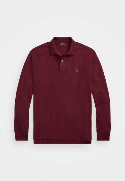 Burgundska majica s dolgimi rokavi polo, izdelana iz bombaža, z rebrastim ovratnikom, dvojnim gumbom in zelenim logotipom na levem prsnem delu.