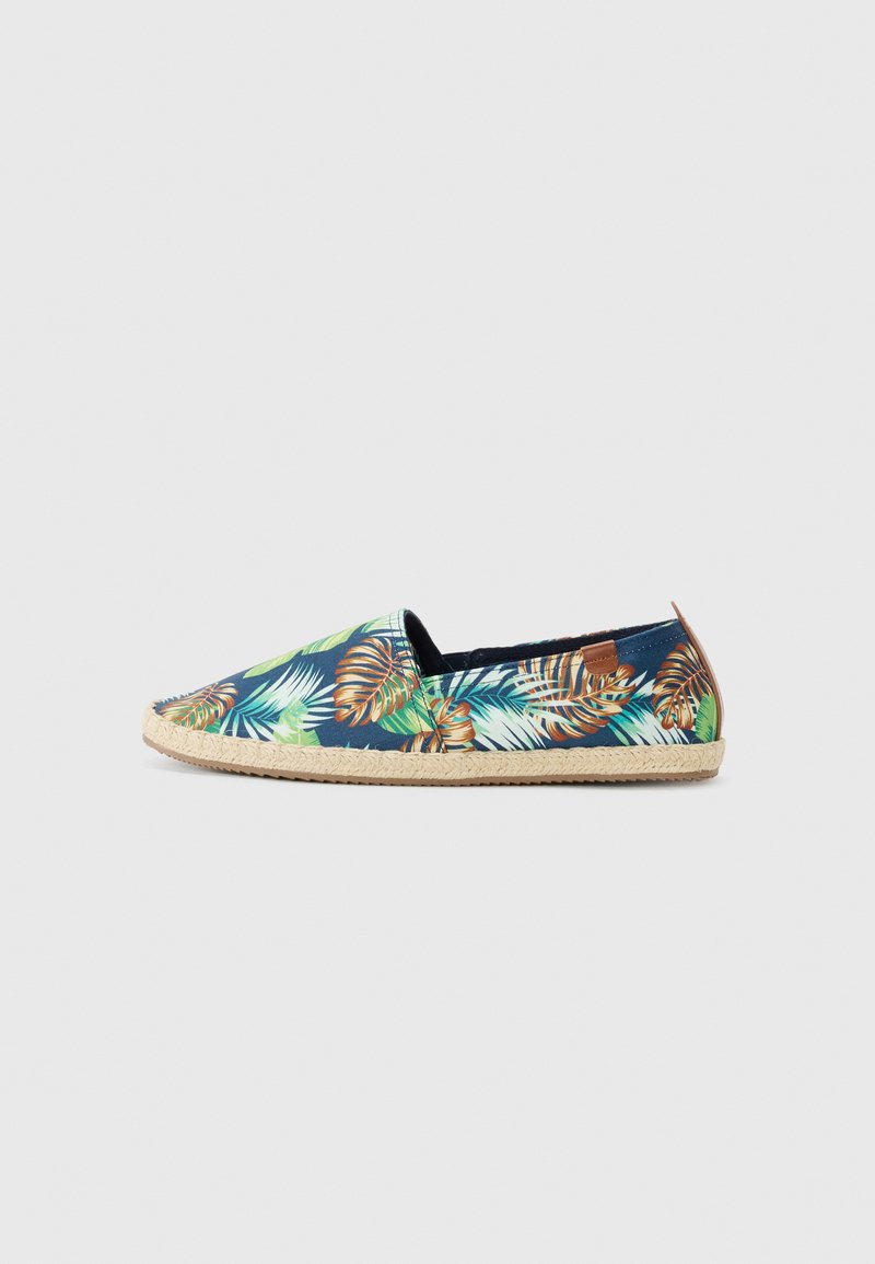 Pantof espadril cu un fundal bleumarin și un model de frunze tropicale multicolore, având o talpă din iută împletită și un design slip-on.