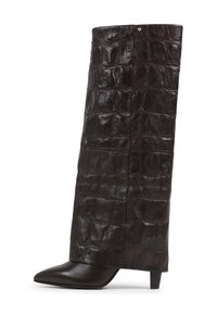 Bota de piel marrón con grabado de cocodrilo, con punta afilada y tacón bajo. Presenta un diseño de caña alta único y una superficie texturizada.