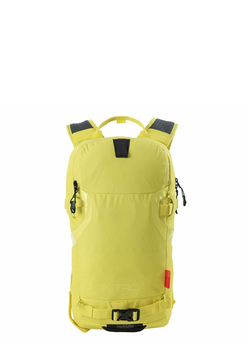 Mochila amarilla con un patrón de diamantes texturizado, correas ajustables, bolsillo lateral con cremallera y una asa superior negra. Presenta detalles en blanco.