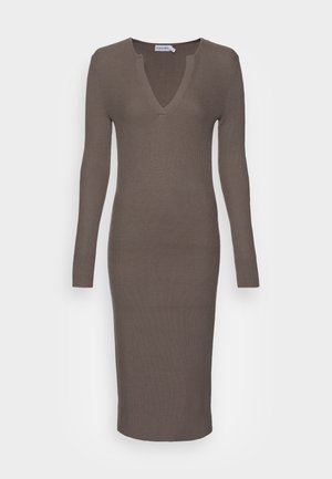Pitkähihainen, ribbineulottu mekko midipituudella, sävyltään taupe, syvällä V-pääntiellä ja vartalonmyötäisellä leikkauksella, Calvin Kleinin merkki pääntiellä.