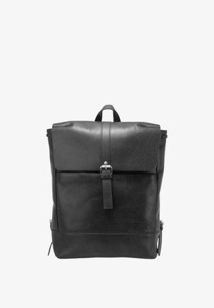 Zaino in pelle nera dalla forma strutturata, dotato di manico superiore, spallacci regolabili, tasca frontale e dettagli in metallo.