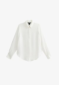 Camisa blanca de manga larga hecha de tela suave, presenta un cuello puntiagudo, cierre con botones y un dobladillo redondeado con mangas puñadas.