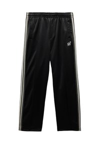 Pantalones deportivos negros con cintura elástica, dos bolsillos laterales, rayas blancas en los laterales y un pequeño logo en el muslo izquierdo delantero.