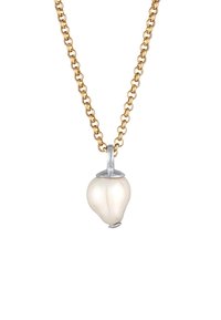 Collier en or avec pendentif en perle en forme de poire, de couleur blanc cassé, surmonté d'un capuchon en argent. La chaîne se compose de maillons entrelacés.