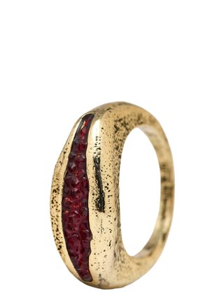 Anello in oro con superficie texture, caratterizzato da una banda centrale di gemme rosse con un aspetto sfaccettato. Interno liscio per il comfort.