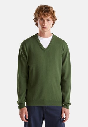 Groene gebreide trui met een V-halsontwerp, lange mouwen en geribbelde manchetten. Gemaakt van zacht materiaal, met een gladde textuur.