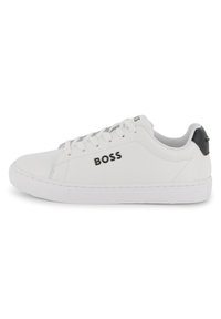 Λευκό δερμάτινο αθλητικό παπούτσι με στρογγυλεμένη μύτη, επίπεδα κορδόνια, υφασμένη μαύρη λεπτομέρεια στη φτέρνα και ανάγλυφο μαύρο λογότυπο στο πλάι. Εξωτερική σόλα από καουτσούκ.